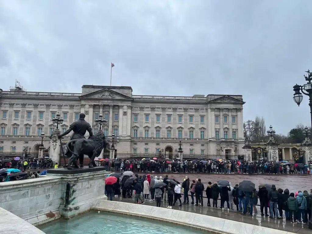 buckingham palace during the changing of the guard