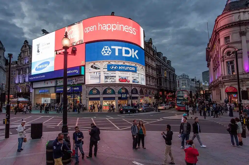 piccadilly circus at night 