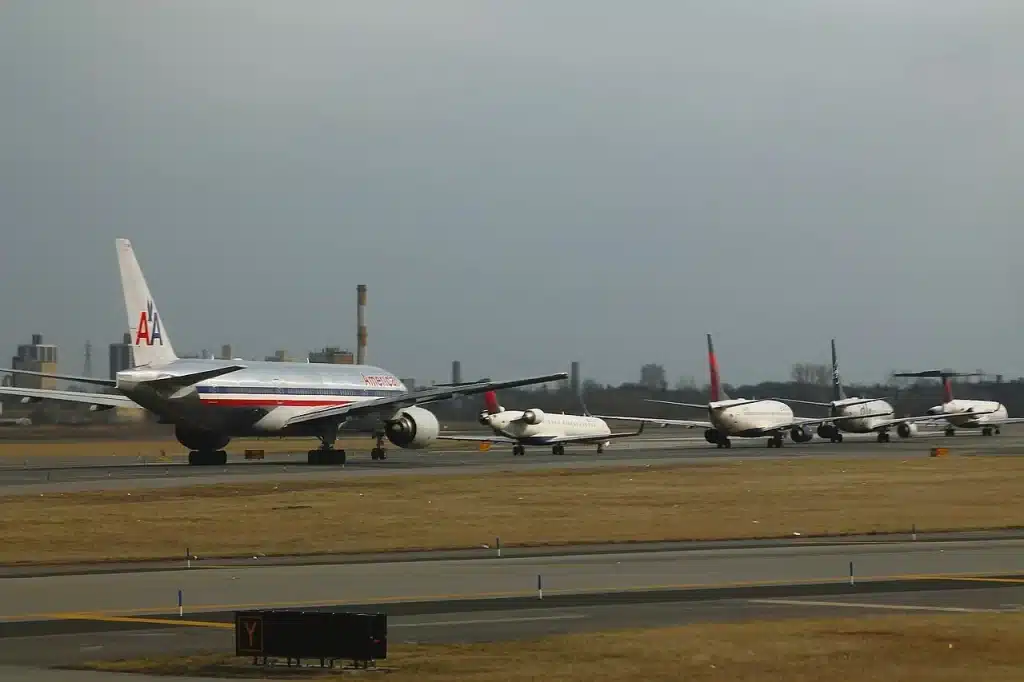 airplanes lined up for takeoff at jfk airport