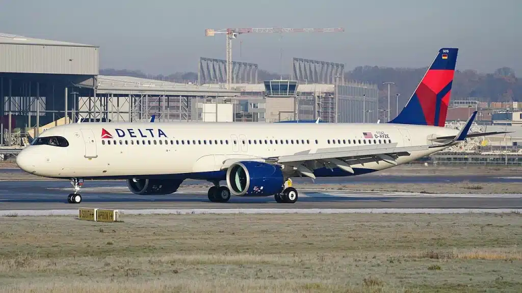 delta airlines airbus a321 taxing in Germany