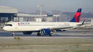 delta airlines airbus a321 taxing in Germany
