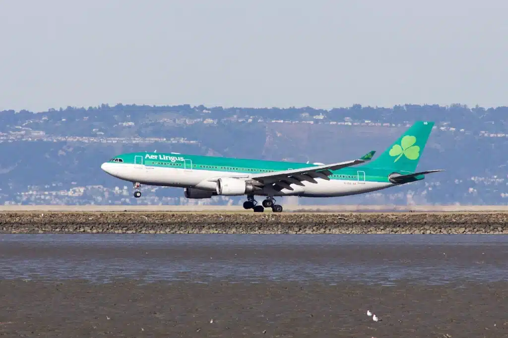 Aer Lingus Airbus A330 landing at San Francisco International Airport