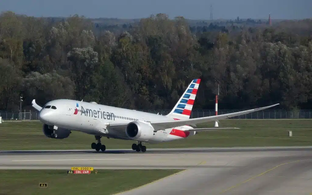 American Airline Boeing 787 Dreamliner landing at Munich Airport