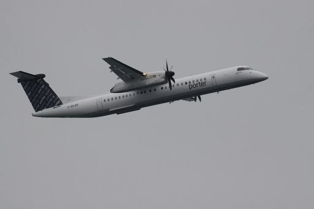 Porter Airlines Dash 8 taking off from Toronto City Airport