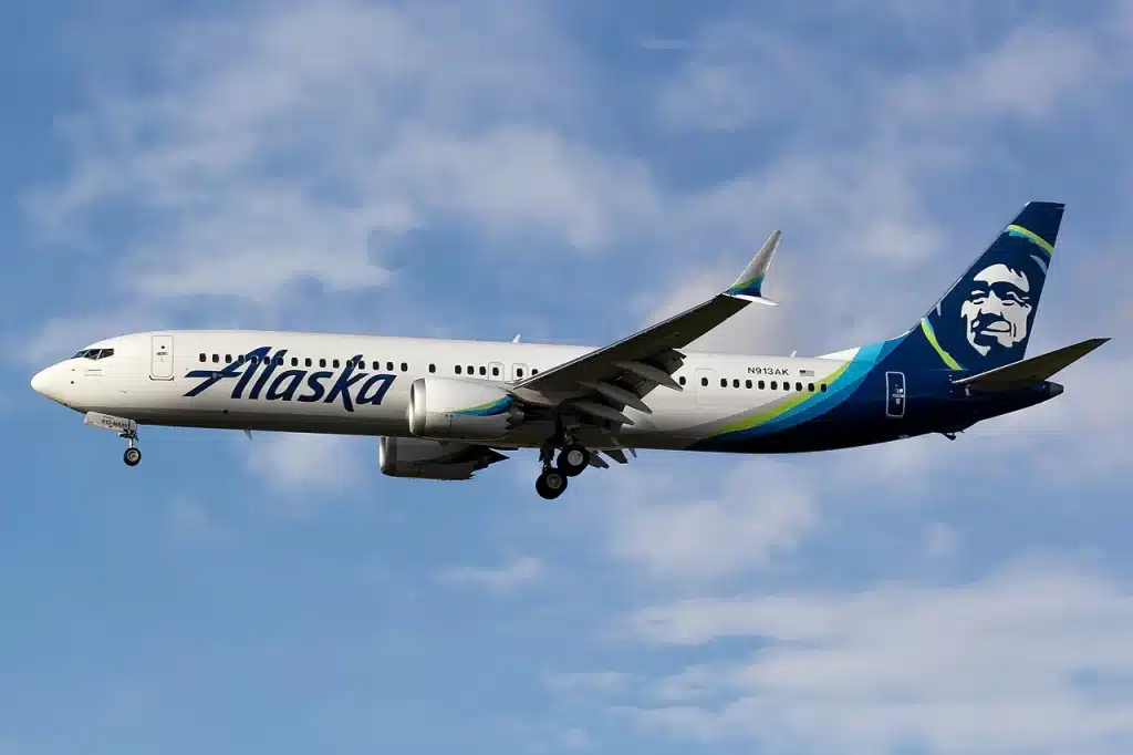 alaska airlines boeing 737 max 9 coming in for a landing.