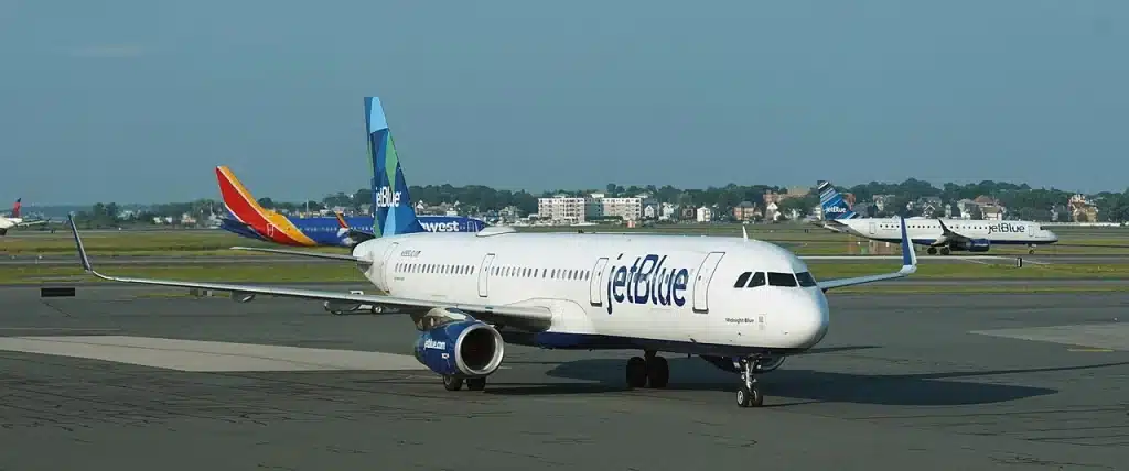 JetBlue Airbus A321 taxing to the gate.