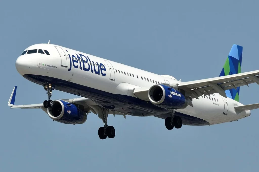 JetBlue Airways Airbus A321 coming in to land at Los Angeles International Airport.