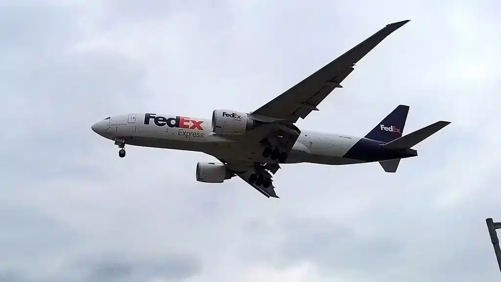 FedEx Boeing 777 landing.