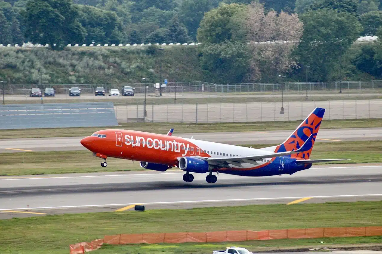 Sun Country Airlines Boeing 737 departing Minneapolis St Paul International Airport