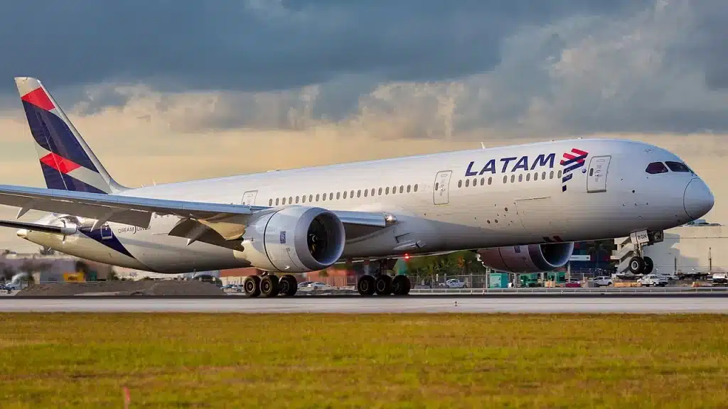 For the route from Los Angeles, due to the longer distance, LATAM puts Boeing 787 to the task.