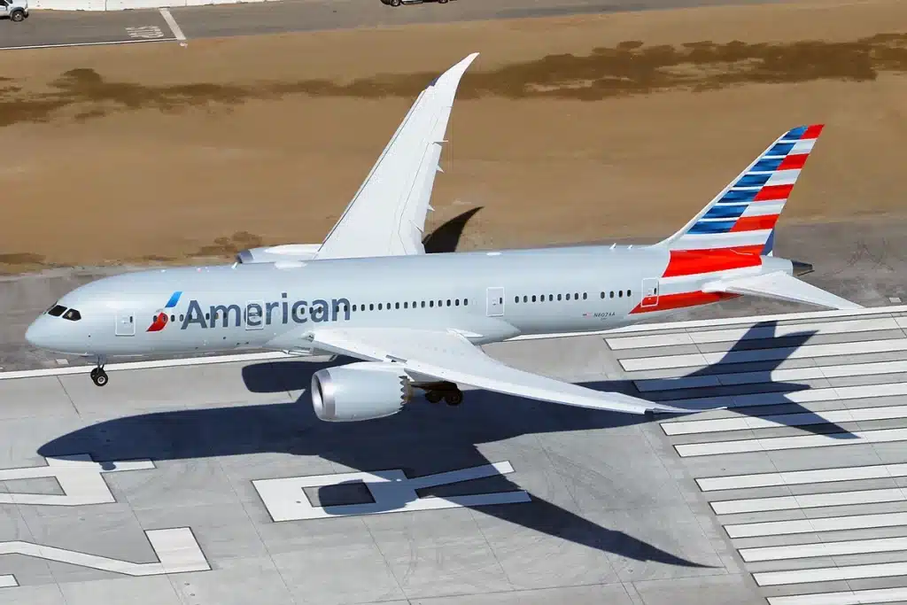 An American Airlines Boeing 787 Dreamliner coming in to land at Los Angeles International Airport.