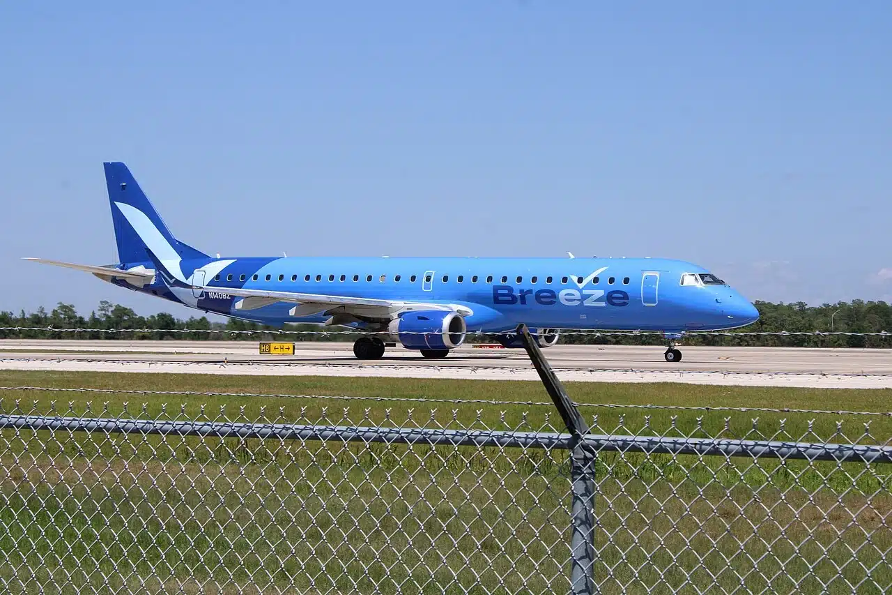 Breeze Airways operates a select amount of Embraer 195s. They are the only American air carrier that uses this aircraft type.