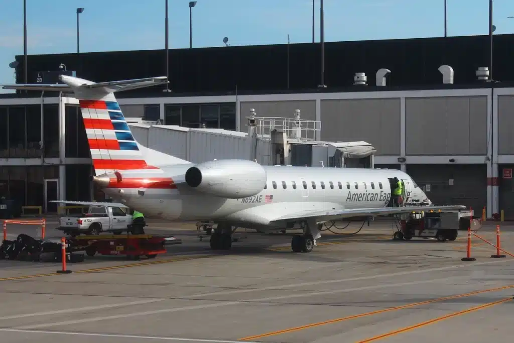 The Embraer 145 flies under the American Eagle emblem.