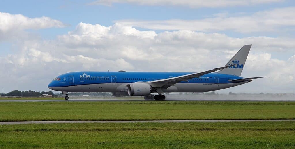 Despite being a newer aircraft, the KLM long haul fleet will be mixed between Boeing 787s and Airbus A350s.