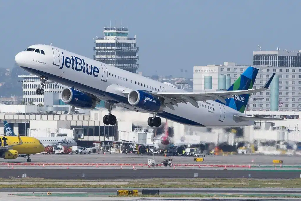 A JetBlue Airbus A321 taking offer from Los Angeles International Airport.