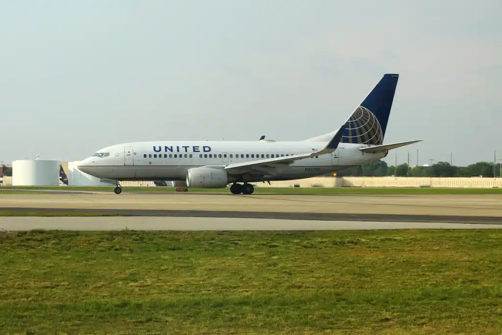 United's Boeing 737-700 carries more passengers than American's Embraer 175.