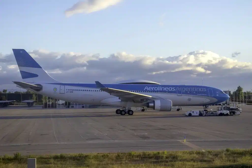 Aerolineas Argentinas is the nation's flag carrier. It offers flight from Buenos Aires to the United States.