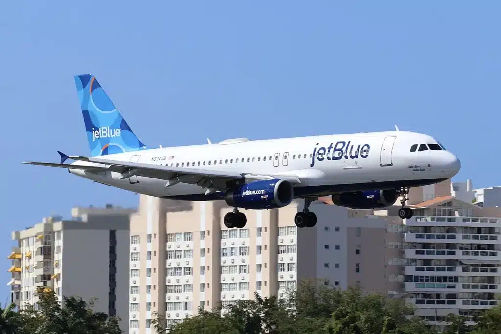 JetBlue A320 coming in to land on San Juan.