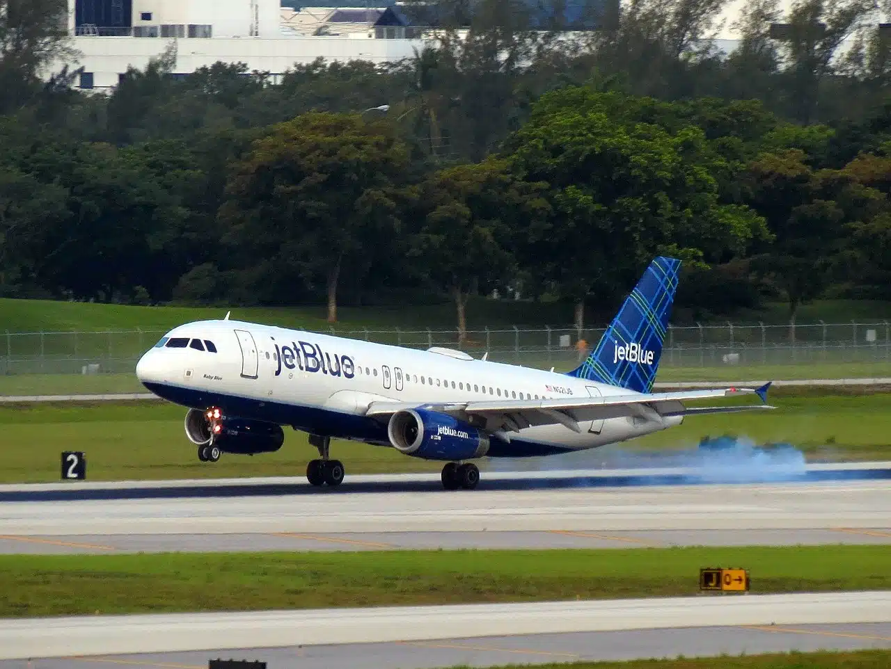 JetBlue Airways Airbus A320-200 landing at Fort Lauderdale International Airport.