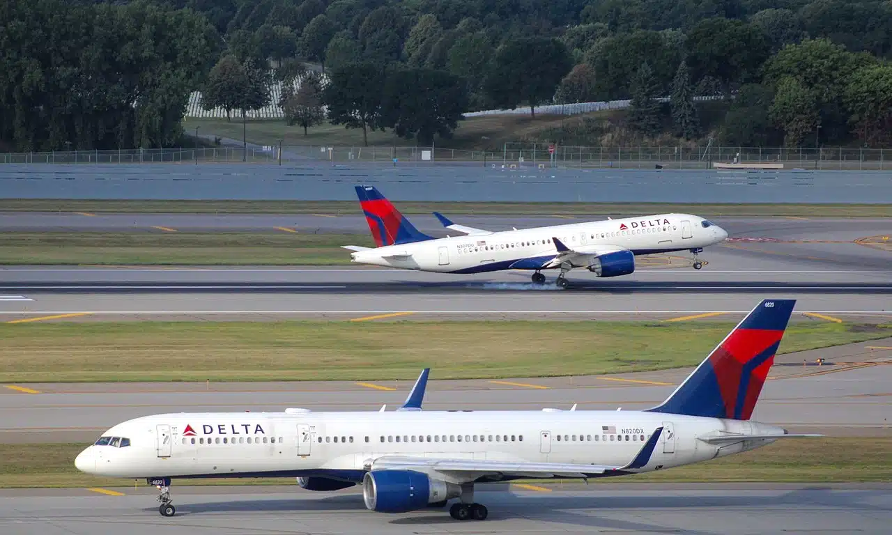 Delta Air Lines Airbus A220 & Boeing 757