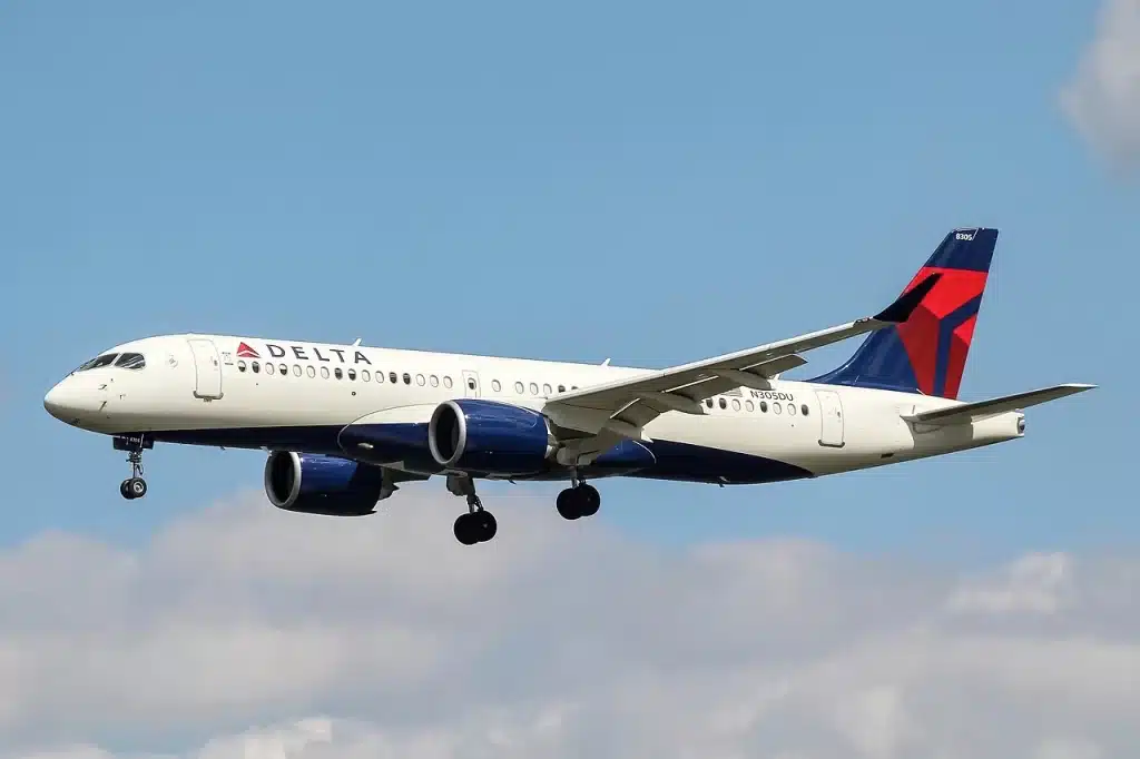 Delta Airbus A220-300 landing at KDCA.