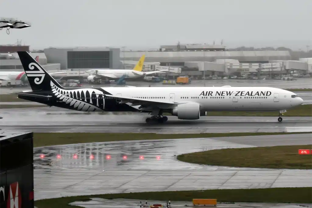 Boeing 777 for Air New Zealand landing.