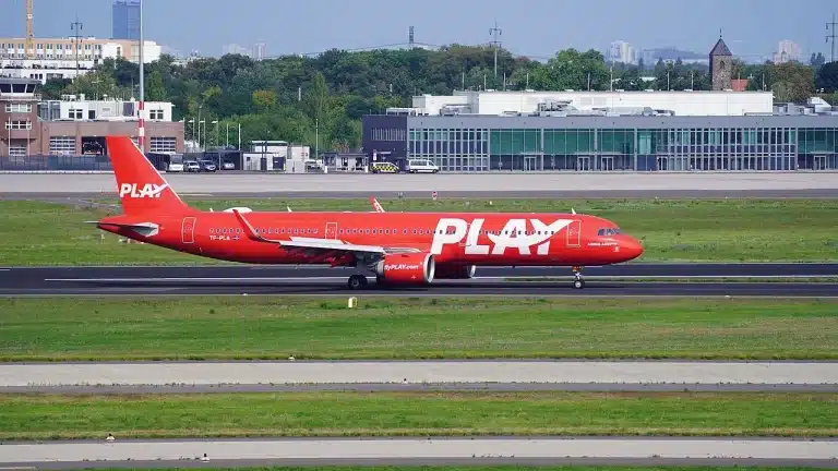 Play Airlines Airbus A321 landing in Berlin.