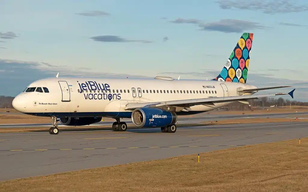 JetBlue Airways A320 sporting a livery promoting JetBlue vacations.