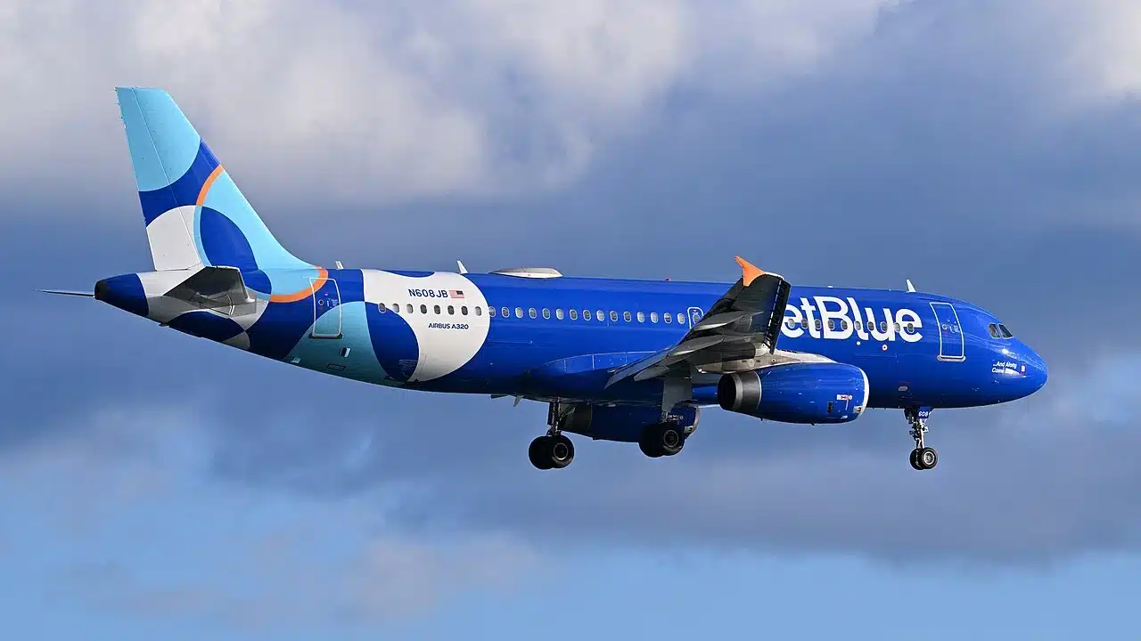 JetBlue Airways Airbus A320 landing at Boston - Logan.