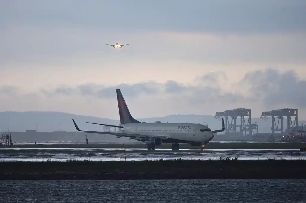 Delta's Boeing 737-800 taxiing at Boston-Logan.