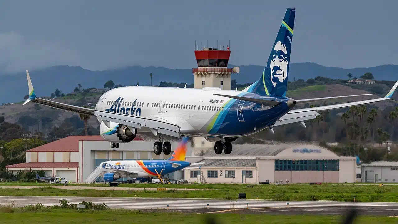 Alaska Airlines Boeing 737 landing at SBA.