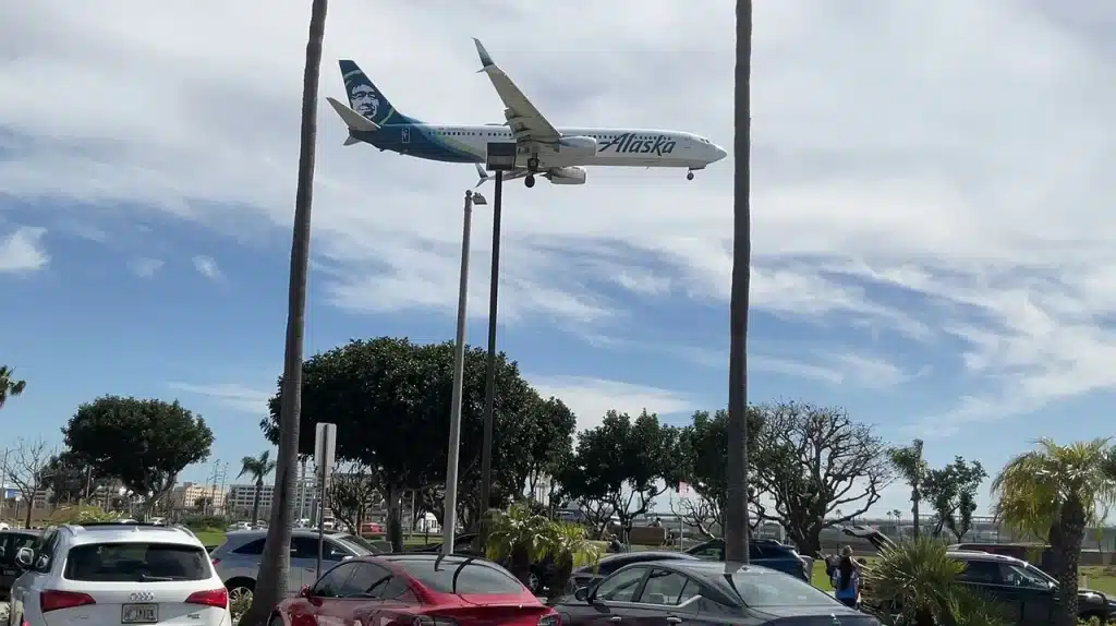 Alaska Airlines Boeing 737 landing at Los Angeles.