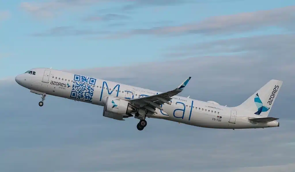 Azores Airlines Airbus A321 taking off.