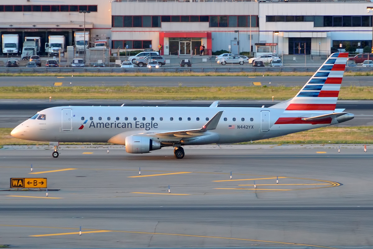 American Eagle Embraer 175 taxiing.