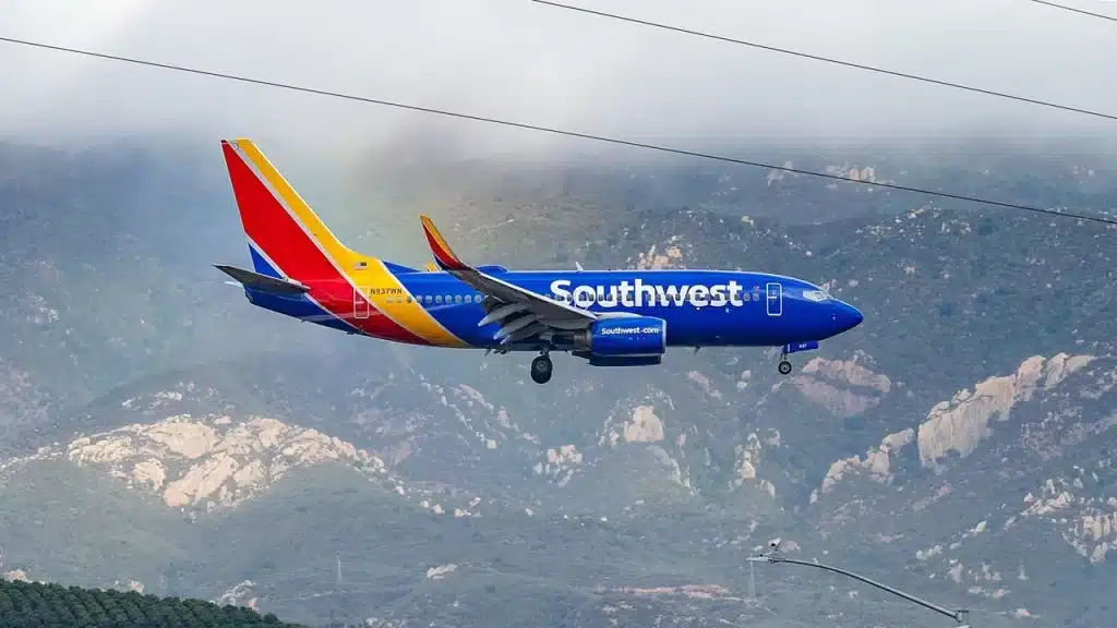 Southwest Airlines Boeing 737 landing in Santa Barbara