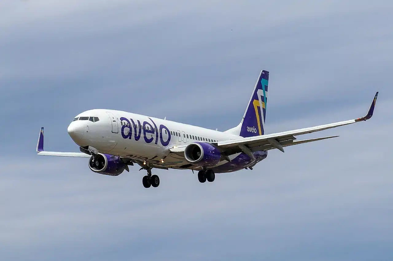 Avelo Airlines Boeing 737 landing at New Haven.
