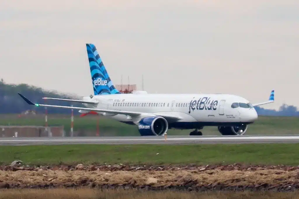 JetBlue Airbus A220 taxiing in Boston.