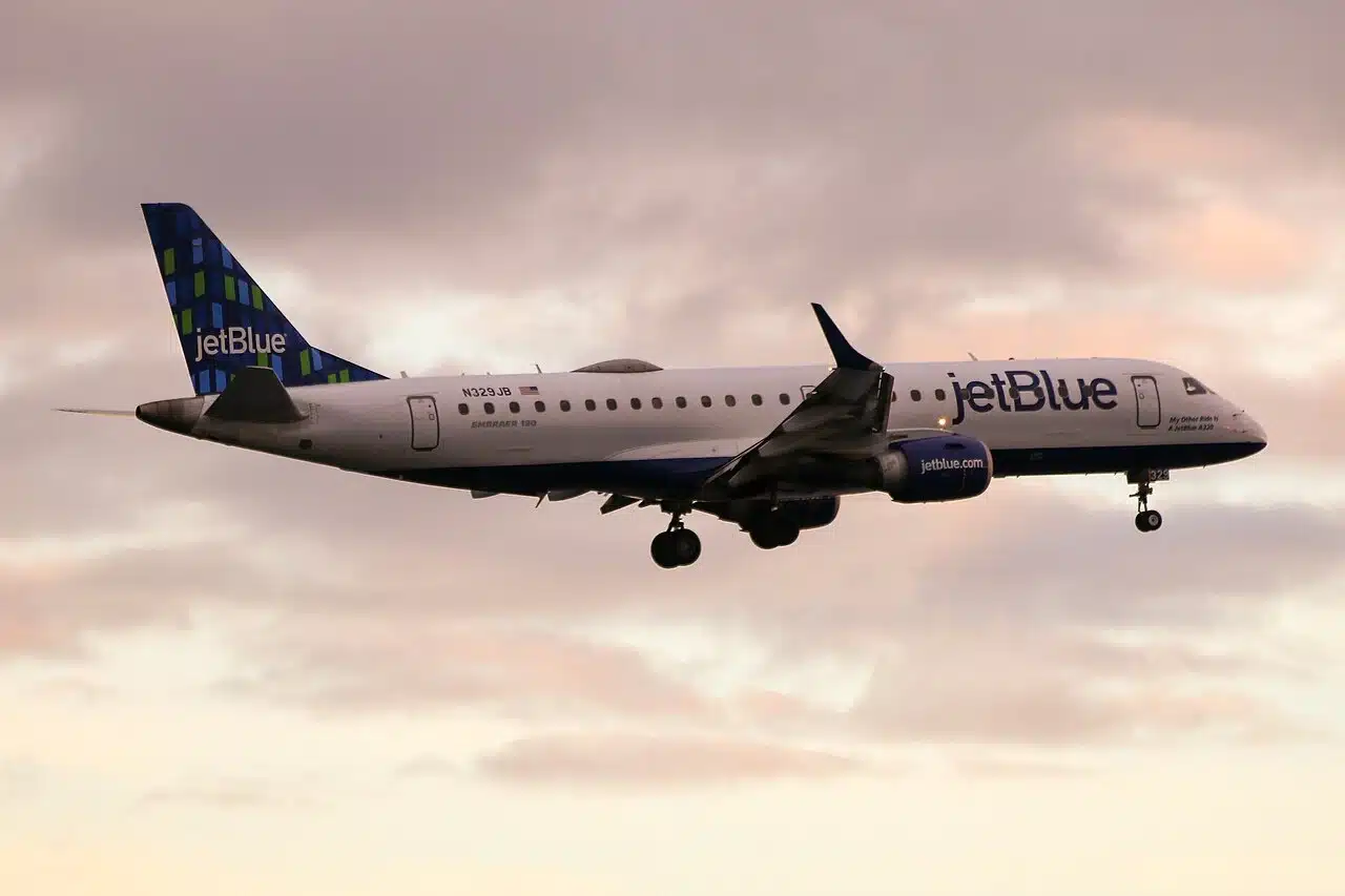 JetBlue's Embraer 190 landing during sunset at Boston.