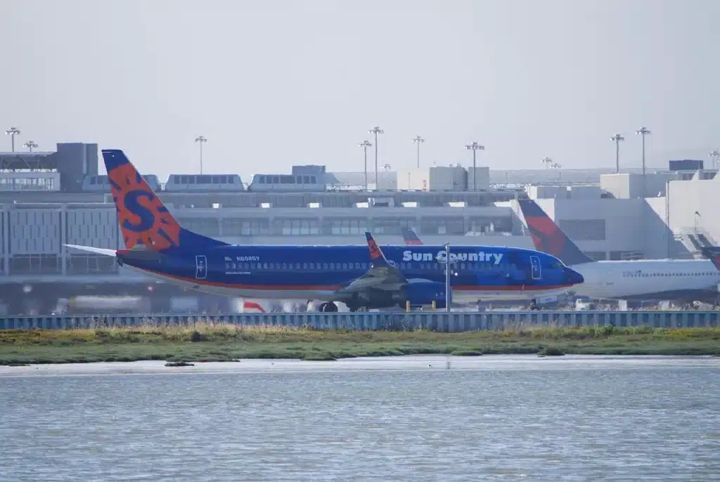 Sun Country Airlines 737 getting prepared for takeoff.