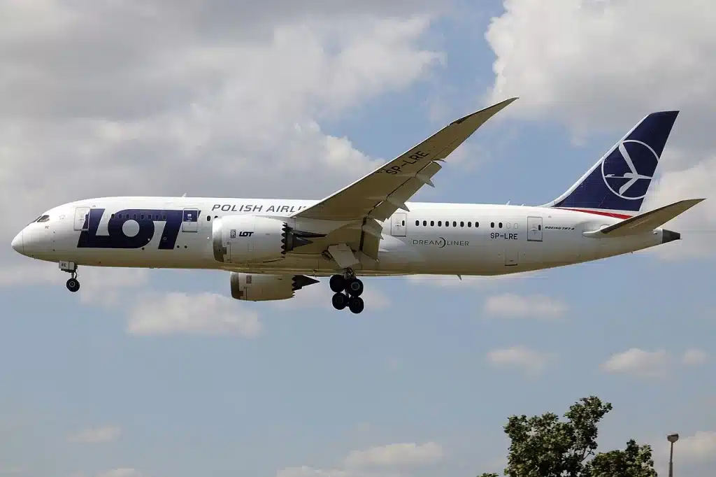 LOT Polish Airlines Boeing 787 landing in Toronto.