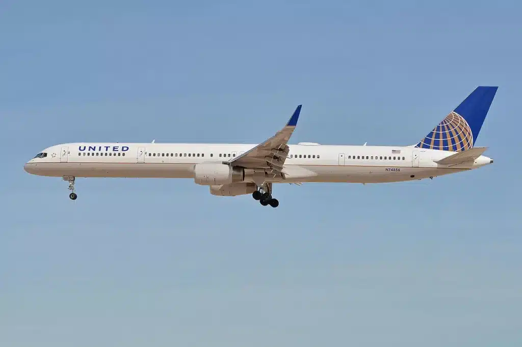 United Airlines Boeing 757 on final for landing.