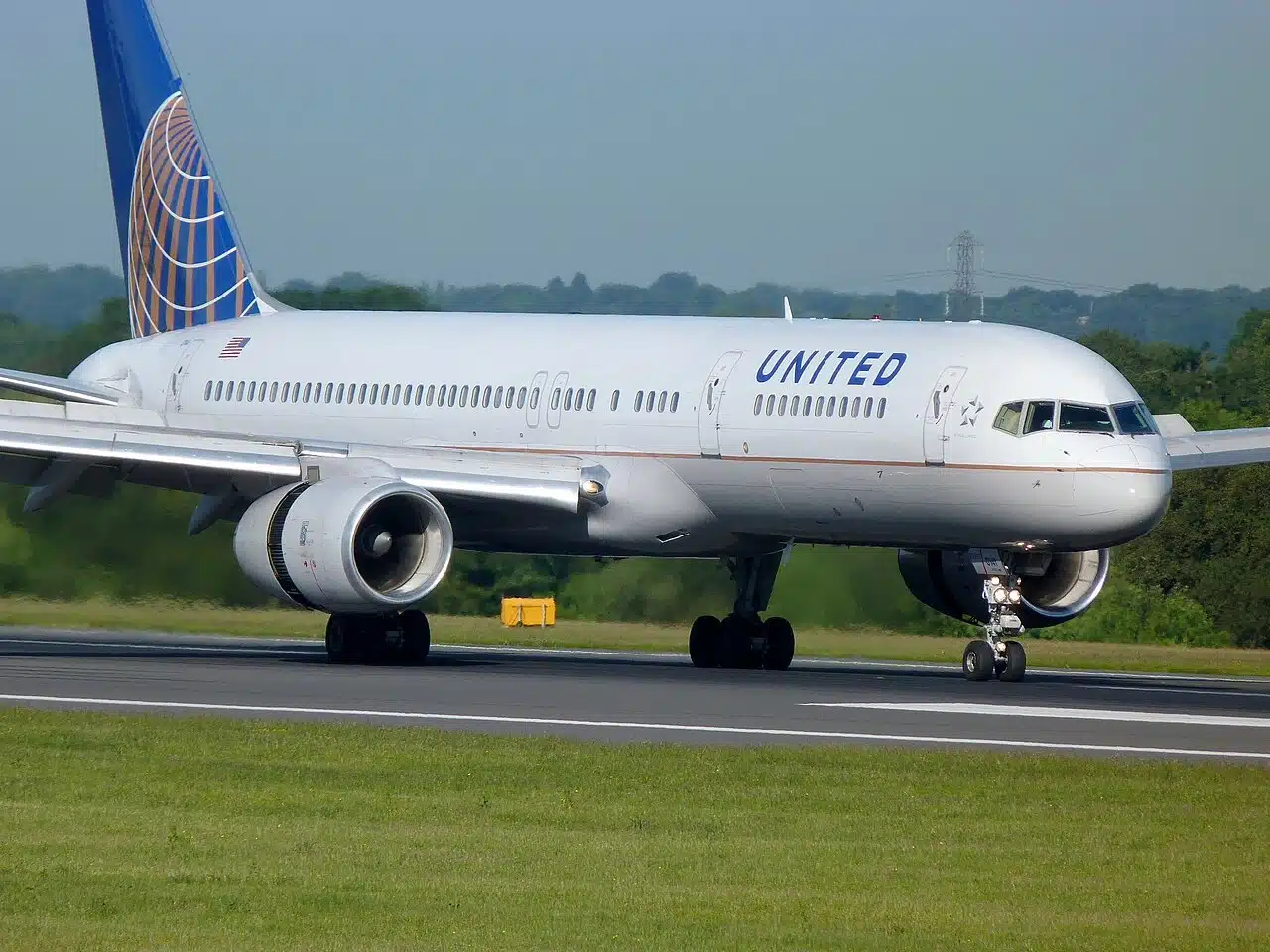 United's Boeing 757 on the takeoff roll.