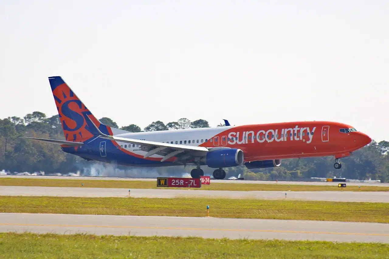 Sun Country Boeing 737 landing.