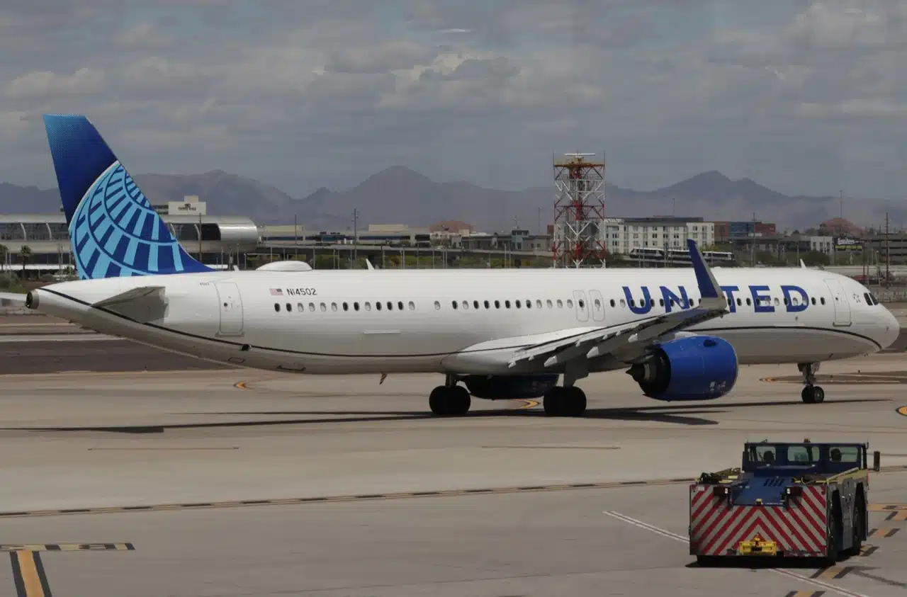 United Airlines Airbus A321 taxiing at PHX.