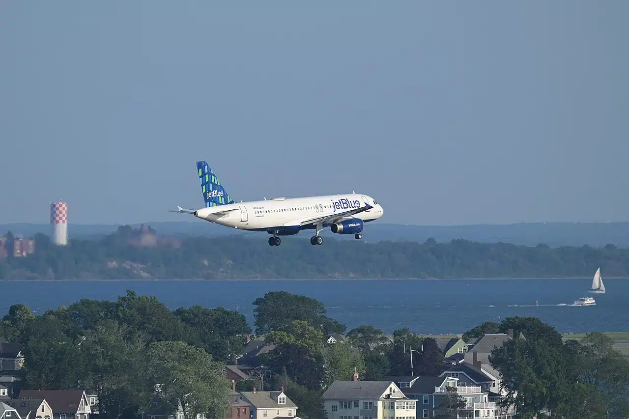 JetBlue Airways Airbus A320 on final.
