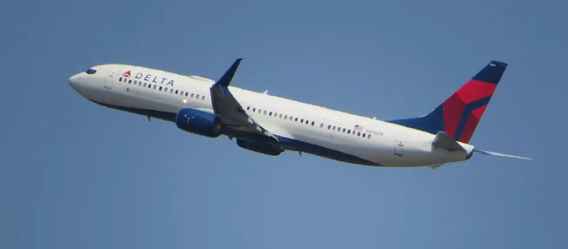 Delta Air Lines Boeing 737-800 leaving MSP.