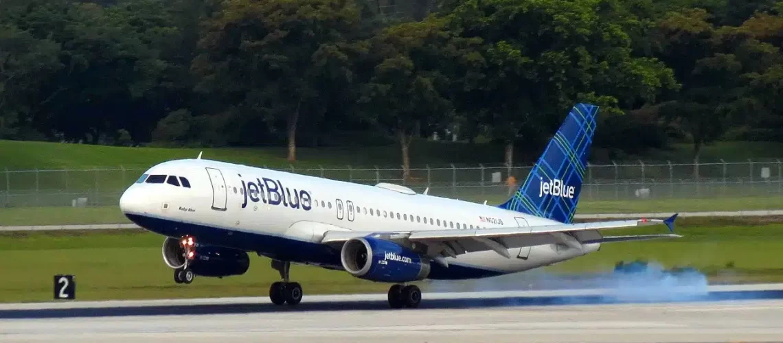 JetBlue Airways Airbus A320-200 landing at Fort Lauderdale International Airport.